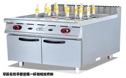 早晨在吃早餐前喝一杯咖啡加奶粉