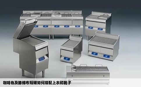 咖啡色及膝棉布短裙如何搭配上衣和靴子