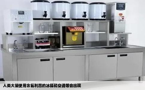 人类大量使用含氟利昂的冰箱和空调等会出现