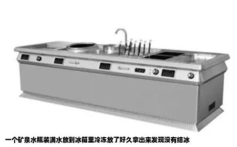 一个矿泉水瓶装满水放到冰箱里冷冻放了好久拿出来发现没有结冰